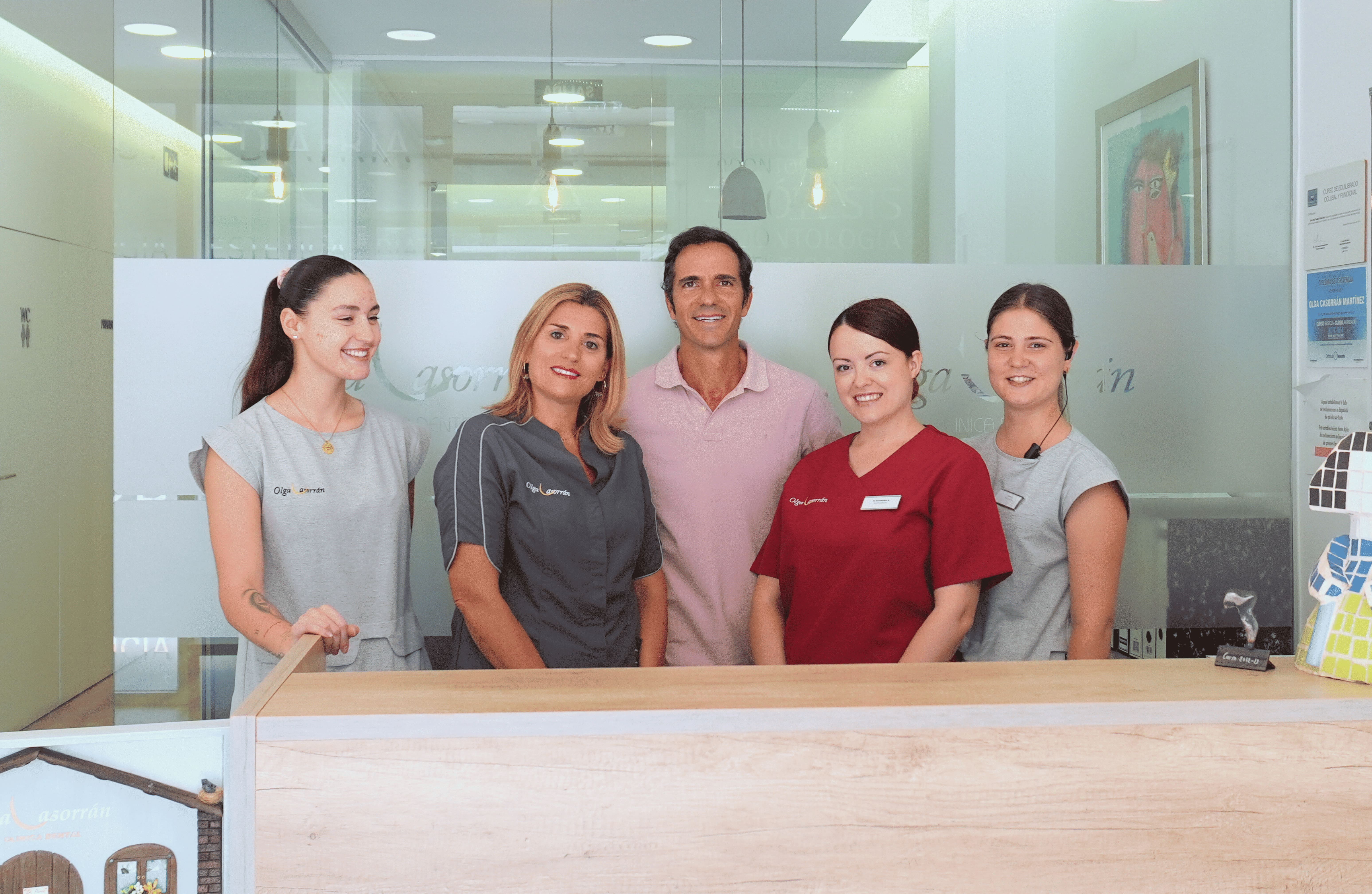 mujer con amplia sonrisa y dientes blancos