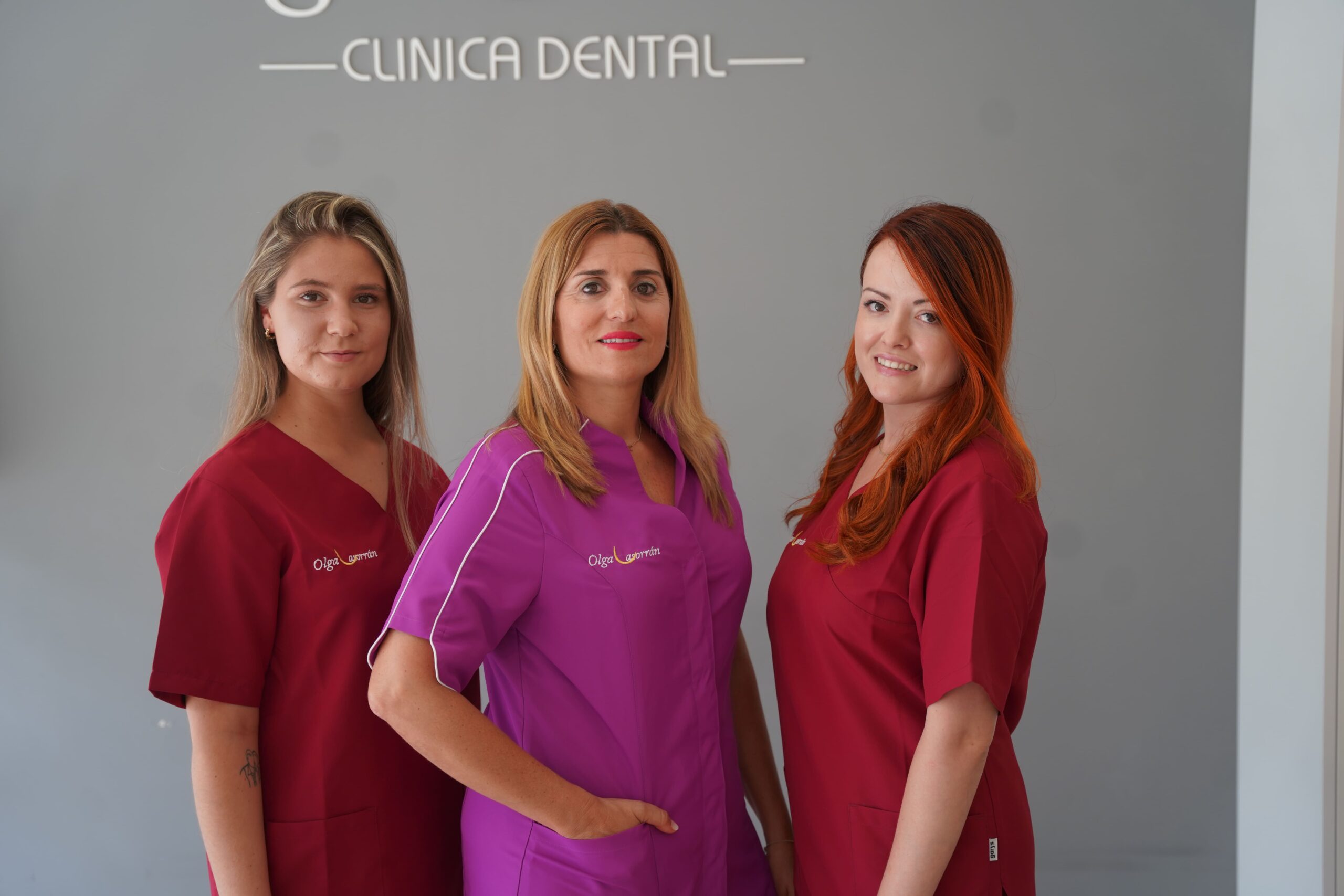 mujer con amplia sonrisa y dientes blancos